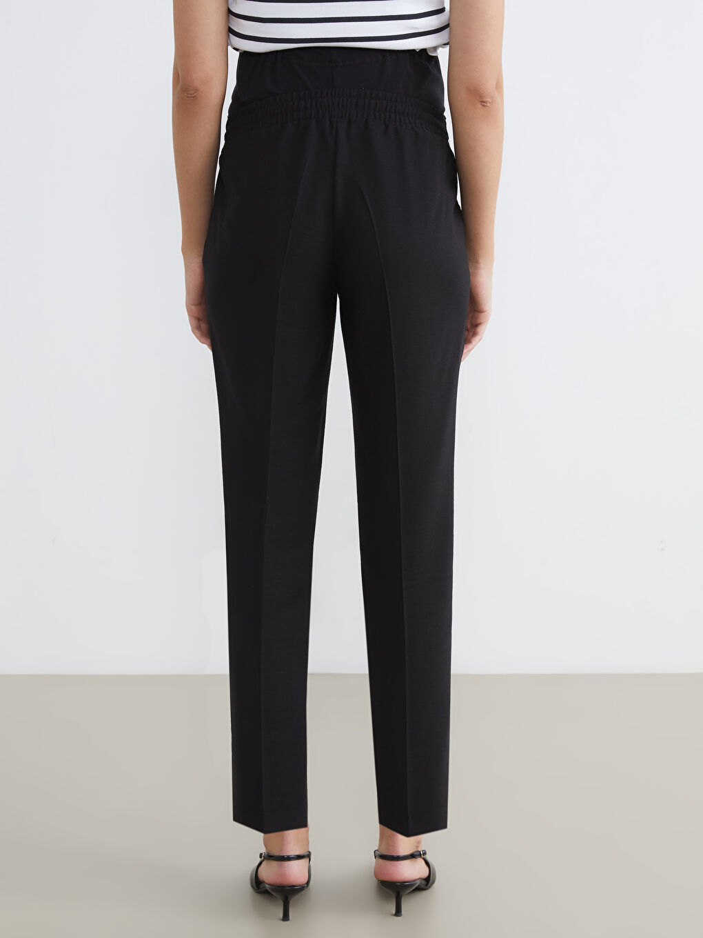 Женские брюки морковного кроя с эластичным поясом-3