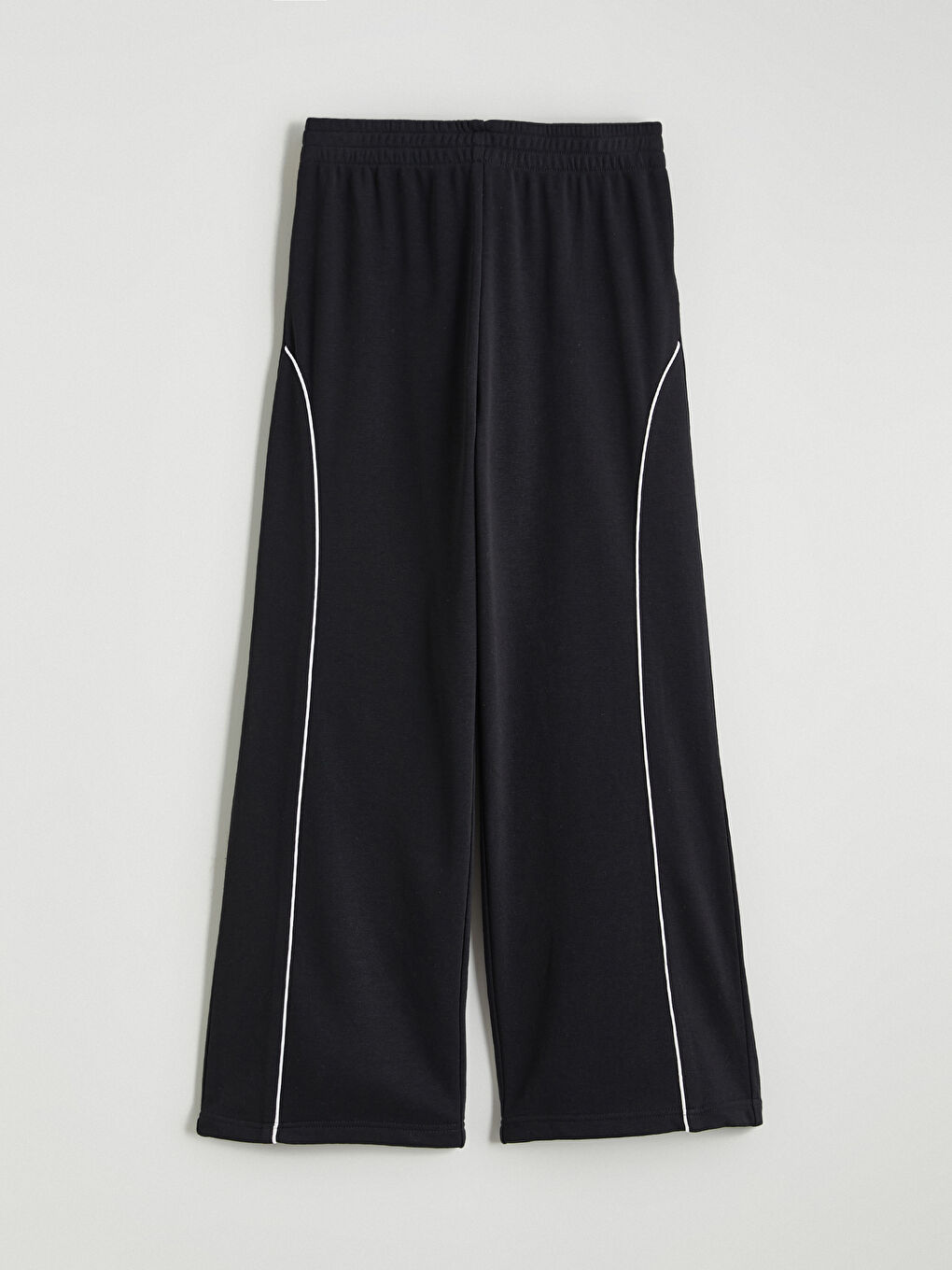 Djevojka CRNA Trenirke