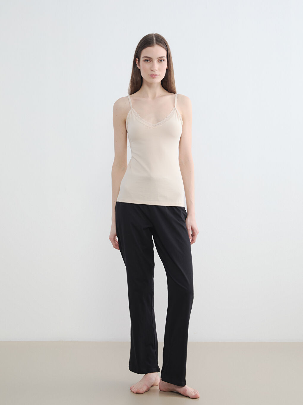 Pembe V Yaka Dantel Detaylı Askılı Kadın Atlet-1