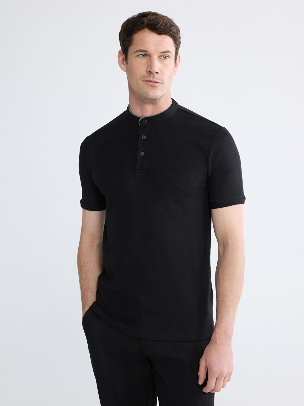 Футболка с воротником-стойкой для него