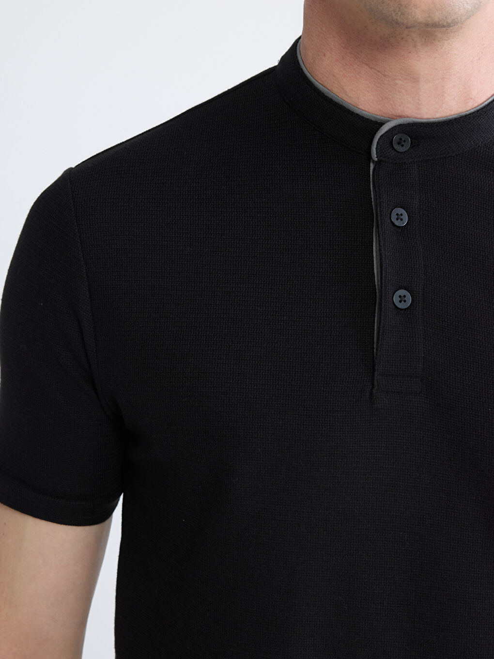 Футболка с воротником-стойкой для него-2