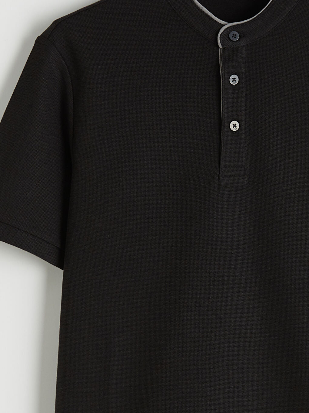 Футболка с воротником-стойкой для него-5