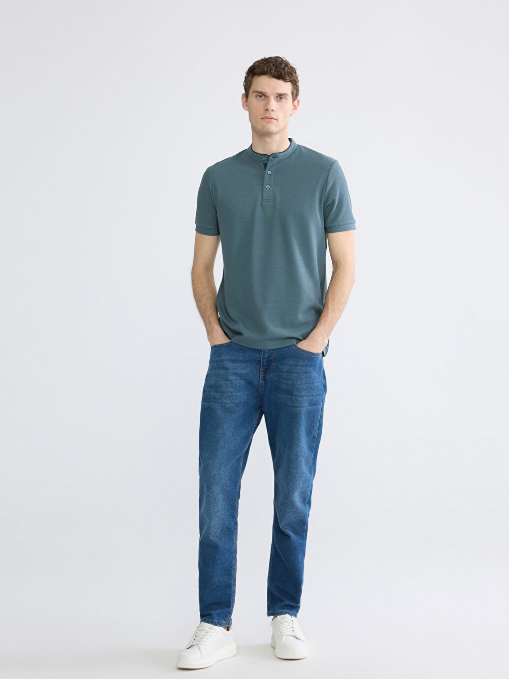 Футболка с воротником-стойкой для него-1