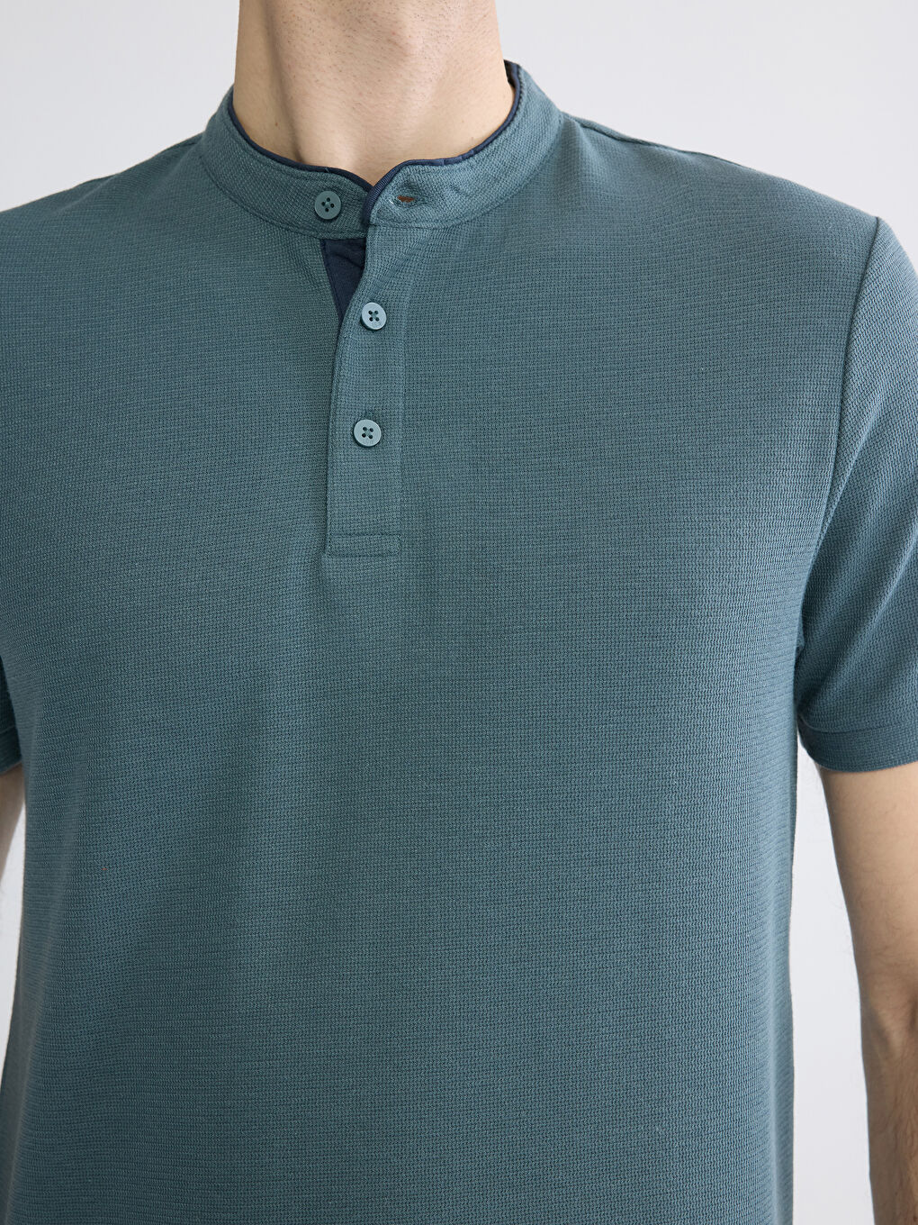 Футболка с воротником-стойкой для него-2