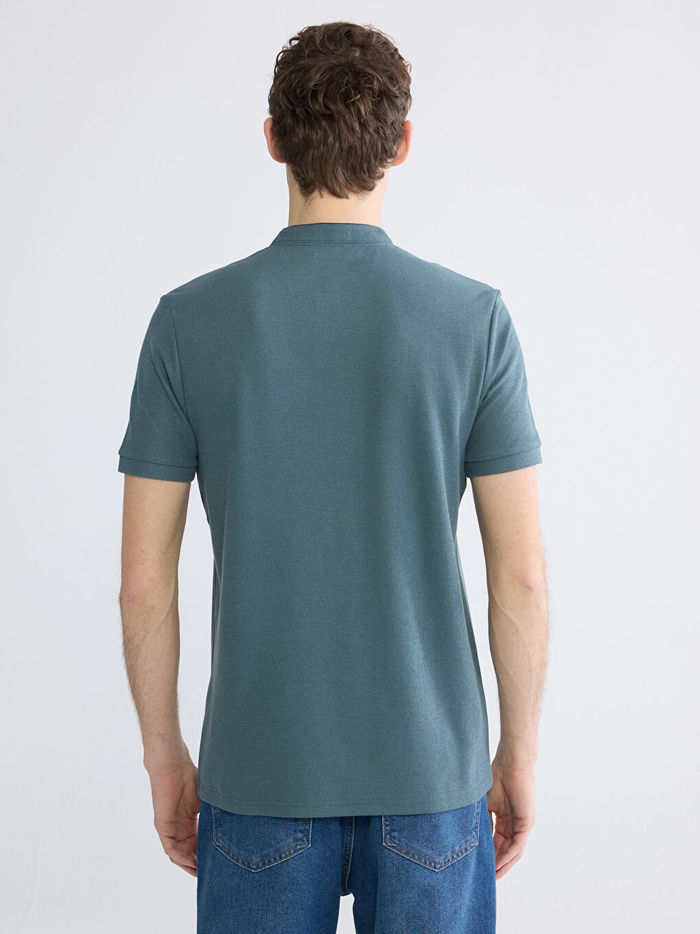 Футболка с воротником-стойкой для него-3