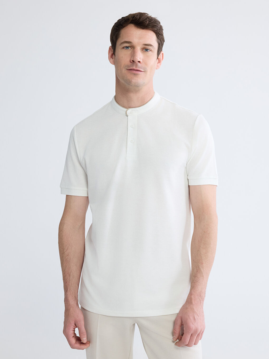 Футболка с воротником-стойкой для него