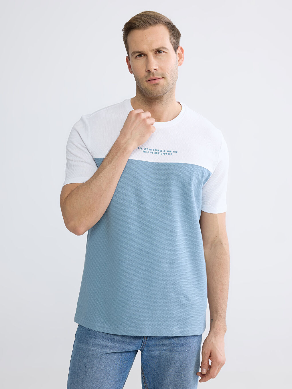 Ерлерге арналған дөңгелек жағалы қысқа жең түрлі-түсті футболка-4