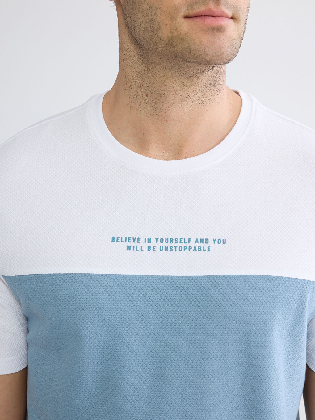 Ерлерге арналған дөңгелек жағалы қысқа жең түрлі-түсті футболка-6