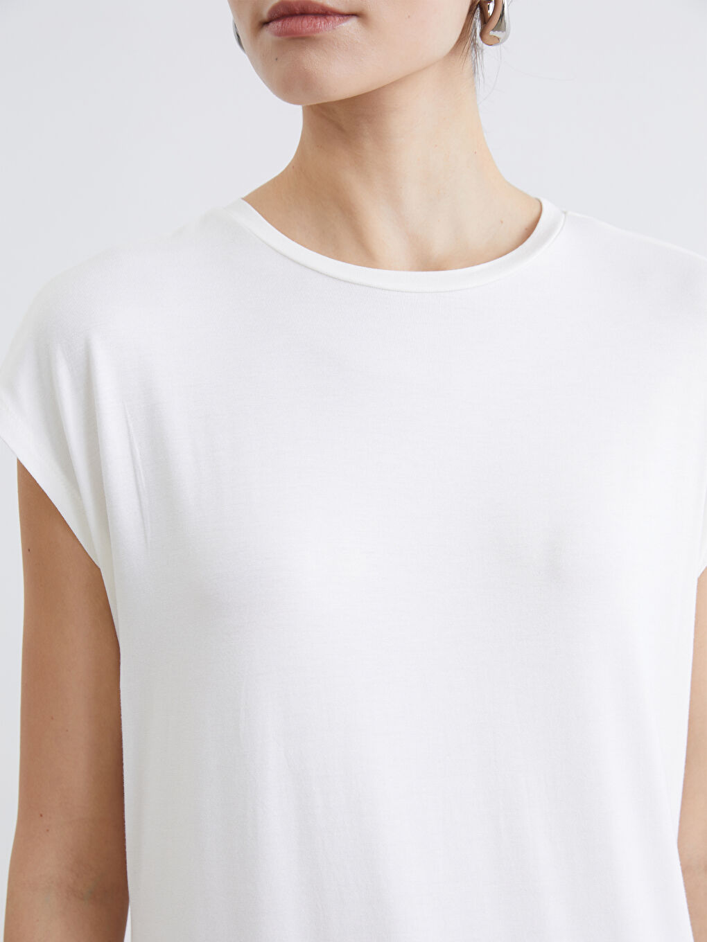 تيشيرت نسائي برقبة دائرية-2