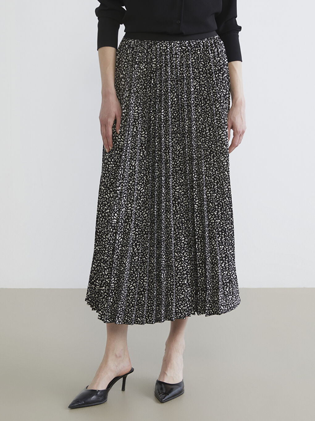 Elastic Waist Pleated Crepe Skirt-1