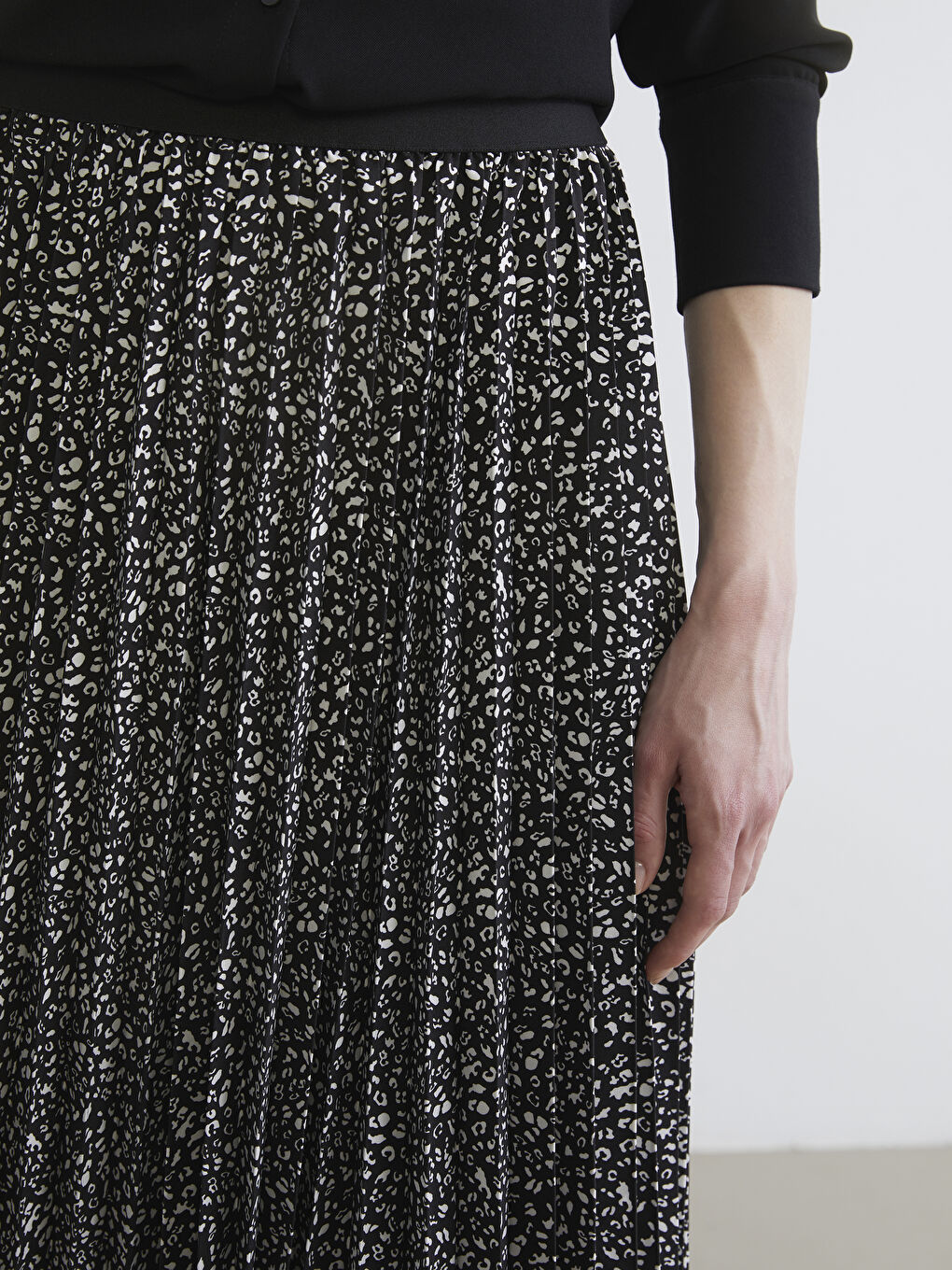 Elastic Waist Pleated Crepe Skirt-2