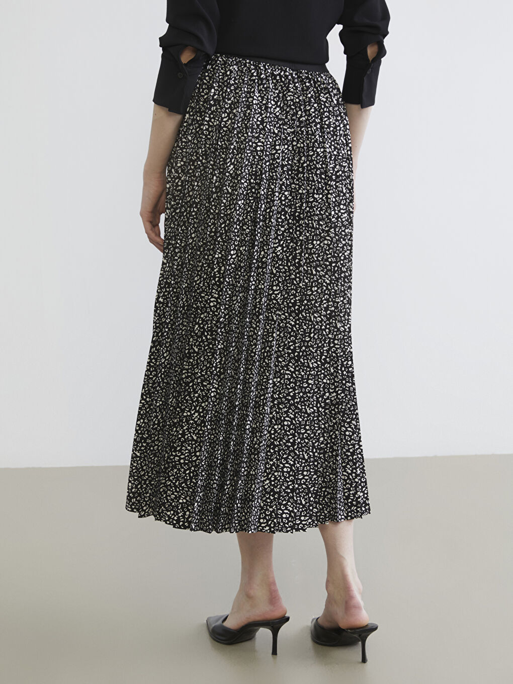 Elastic Waist Pleated Crepe Skirt-3