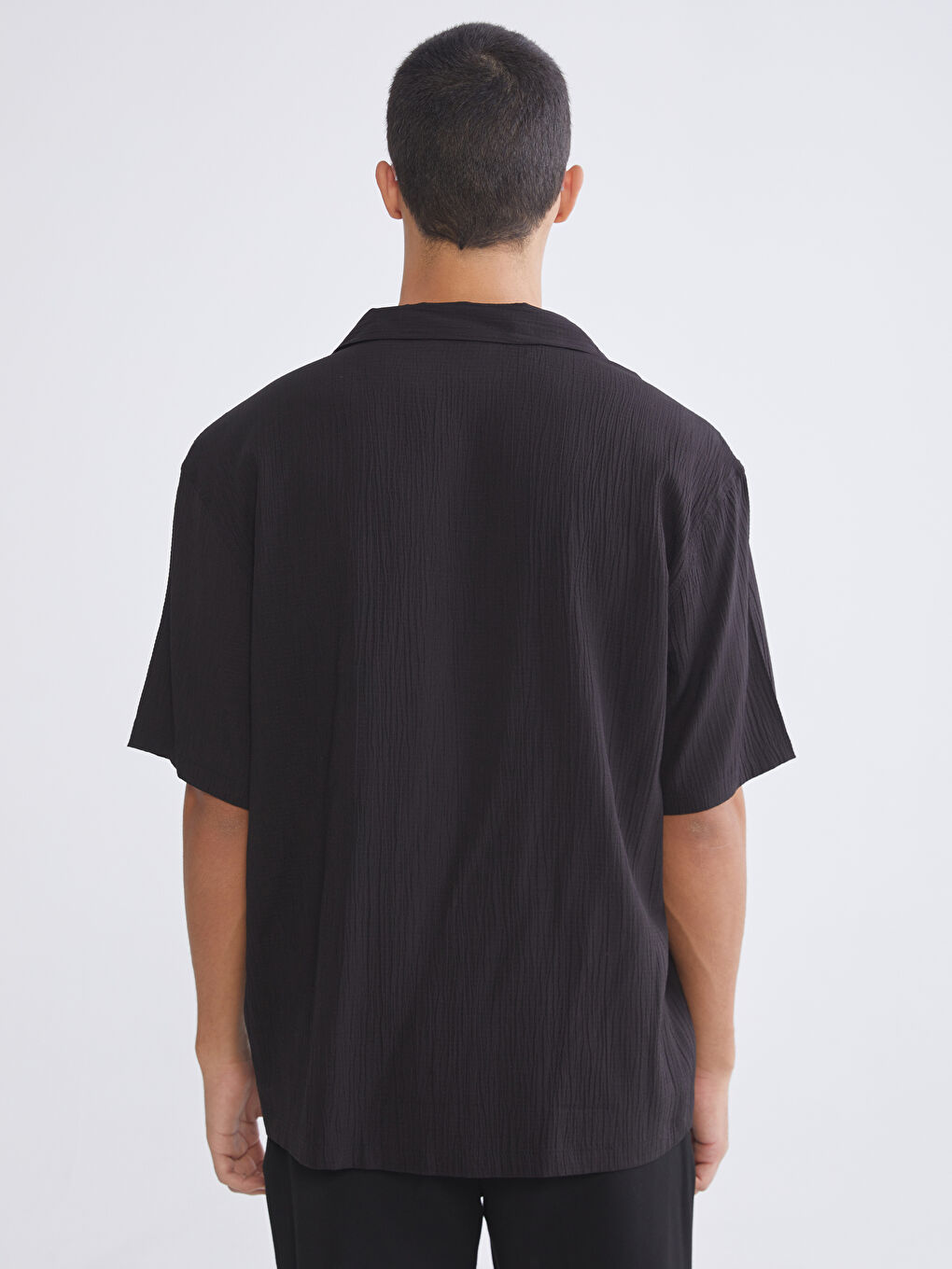 قميص رجالي بقصة عادية وياقة منتجع-3