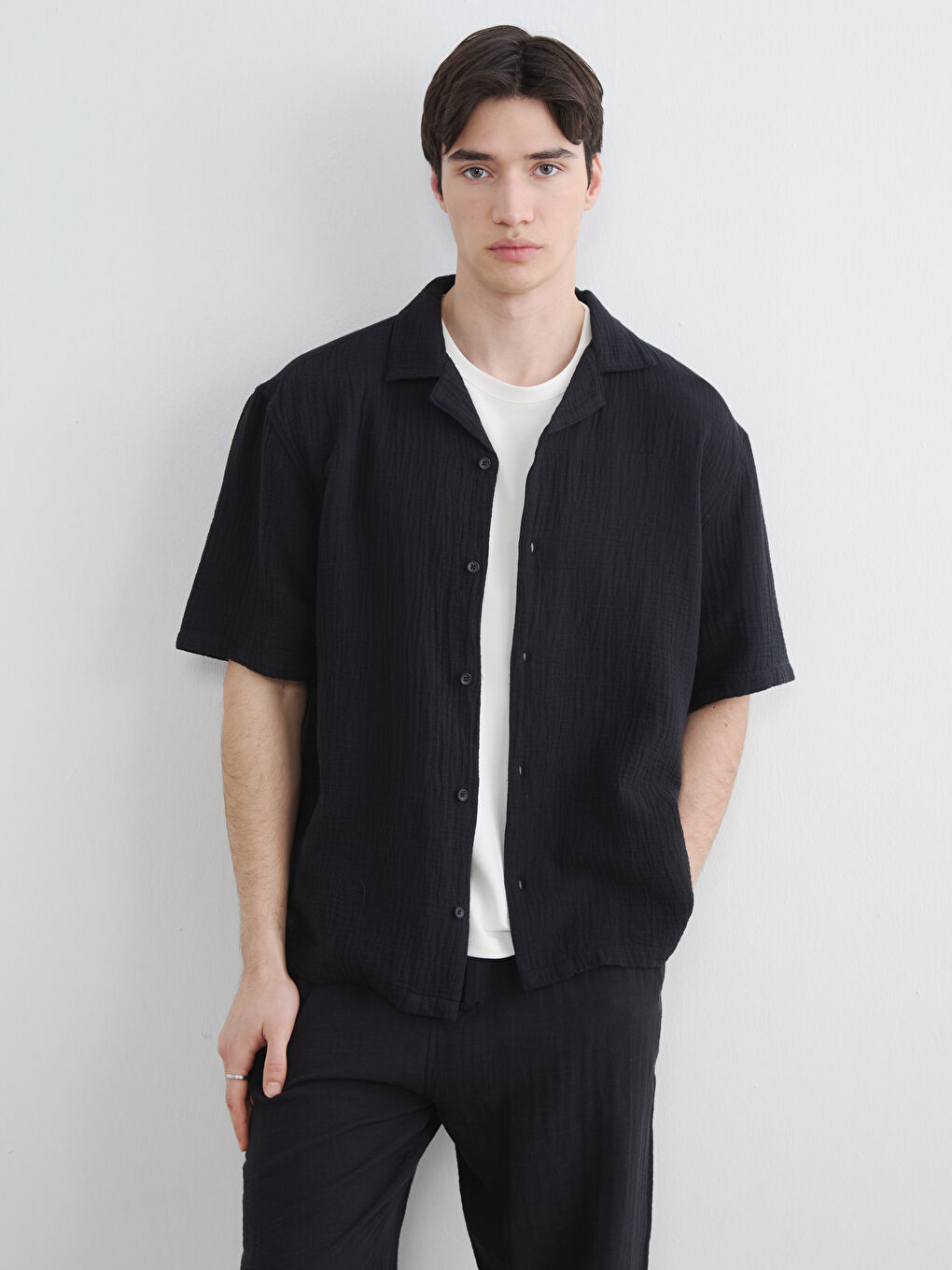 Siyah Rahat Kalıp Resort Yaka Erkek Müslin Gömlek