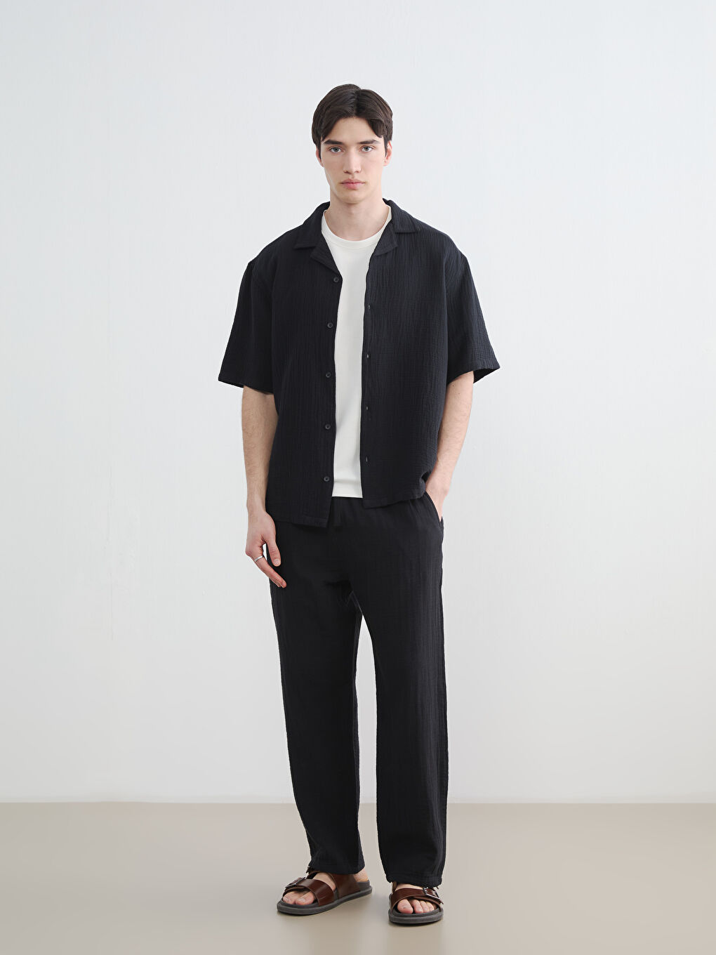 Siyah Rahat Kalıp Resort Yaka Erkek Müslin Gömlek-2