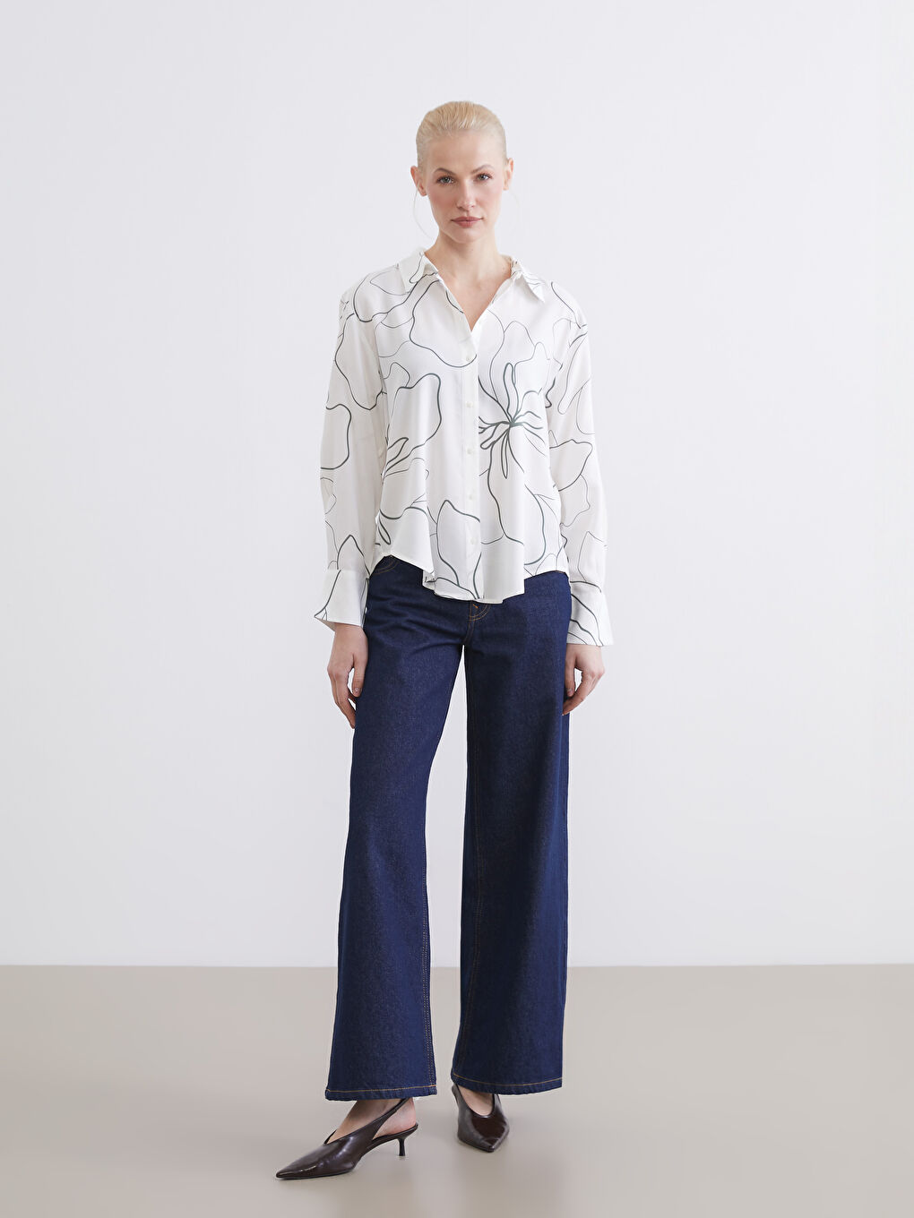 قميص نسائي واسع بنقشة ورد.-1