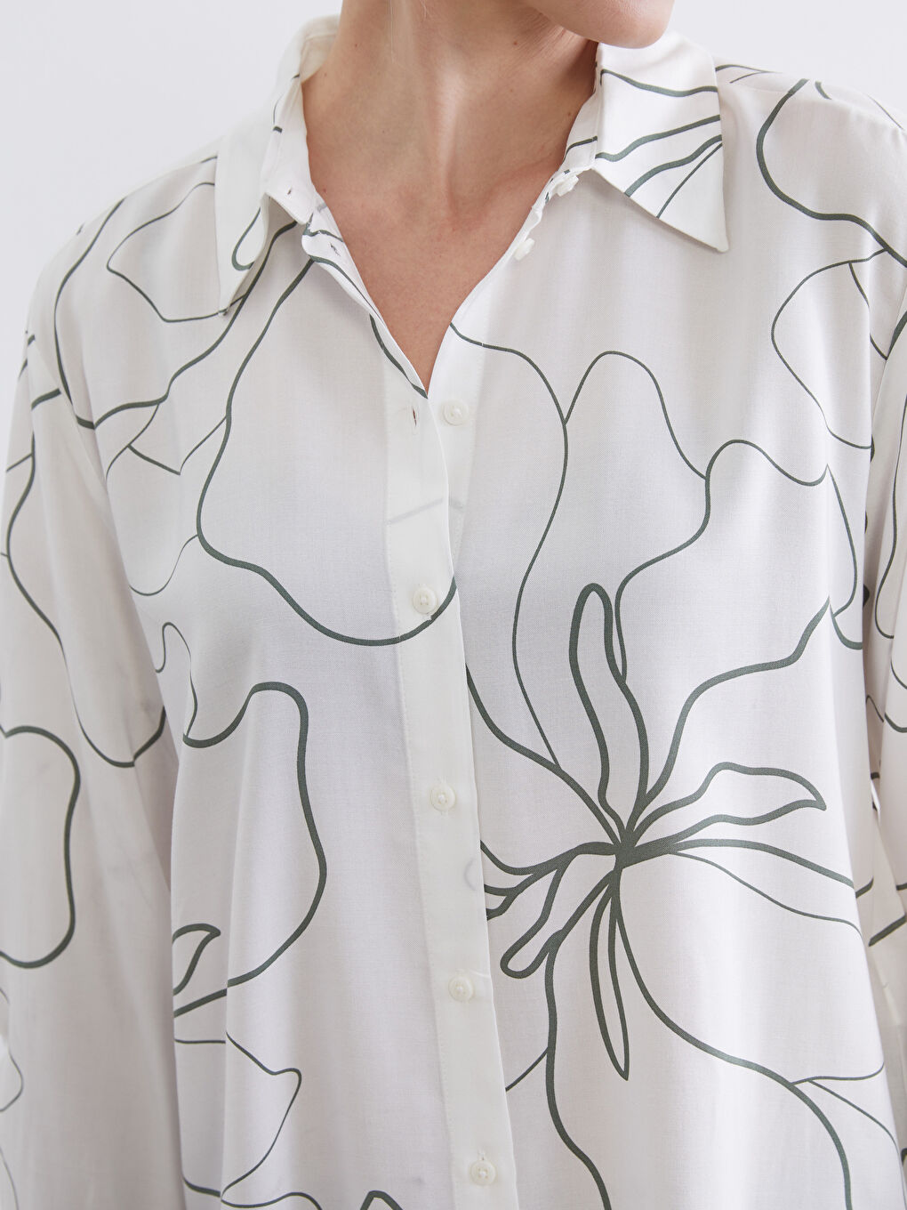 قميص نسائي واسع بنقشة ورد.-2