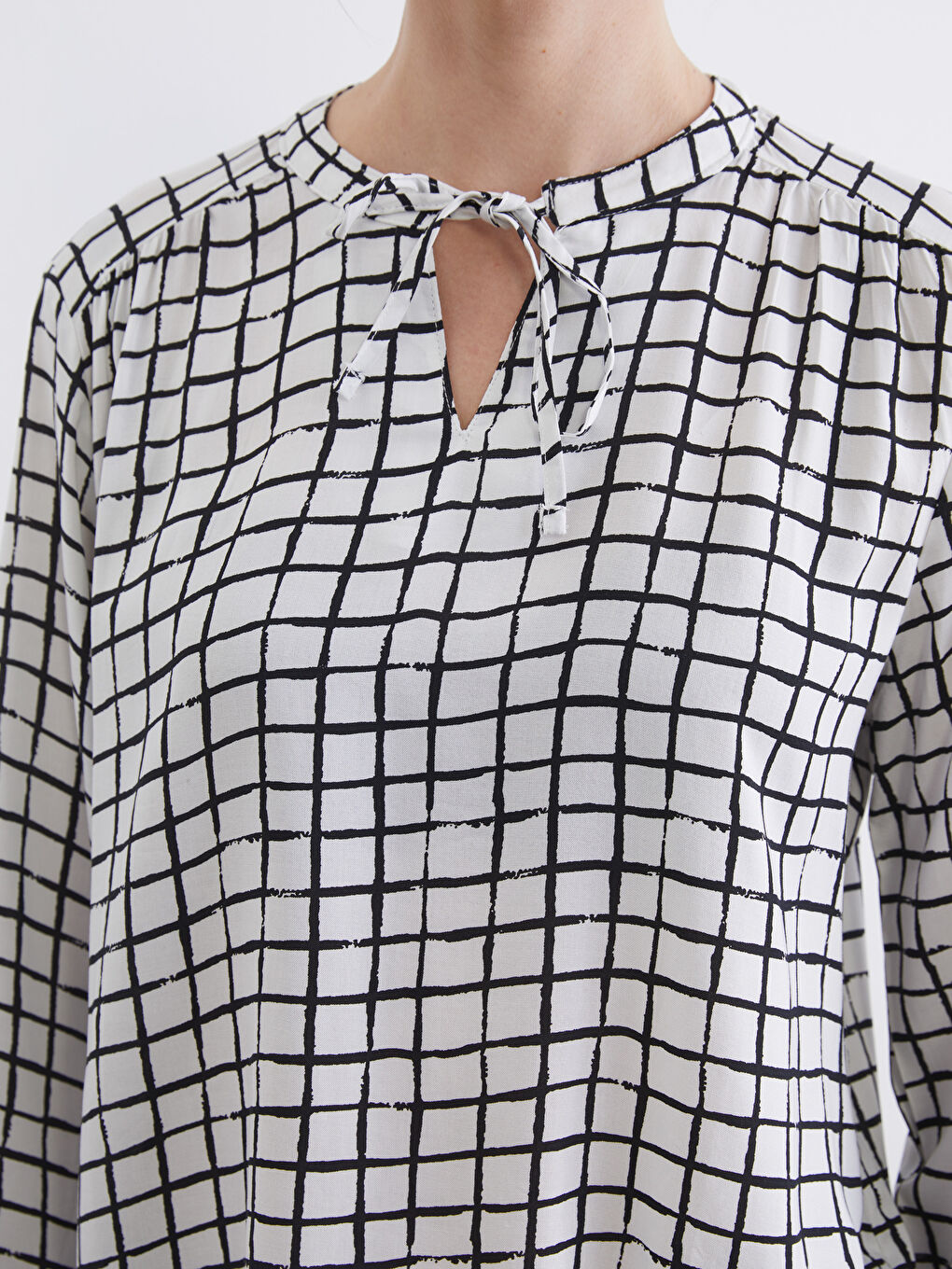 بلوزة كاروهات برقبة مربوطة.-2