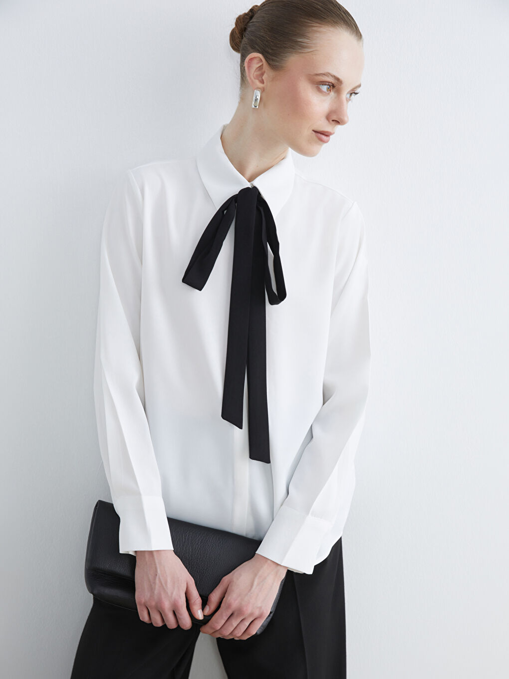 Beyaz Fular Detaylı Kadın Gömlek
