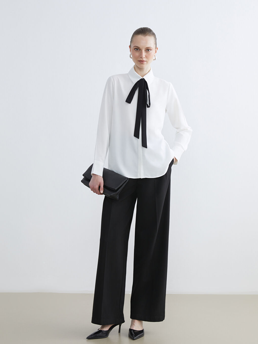 Beyaz Fular Detaylı Kadın Gömlek-1