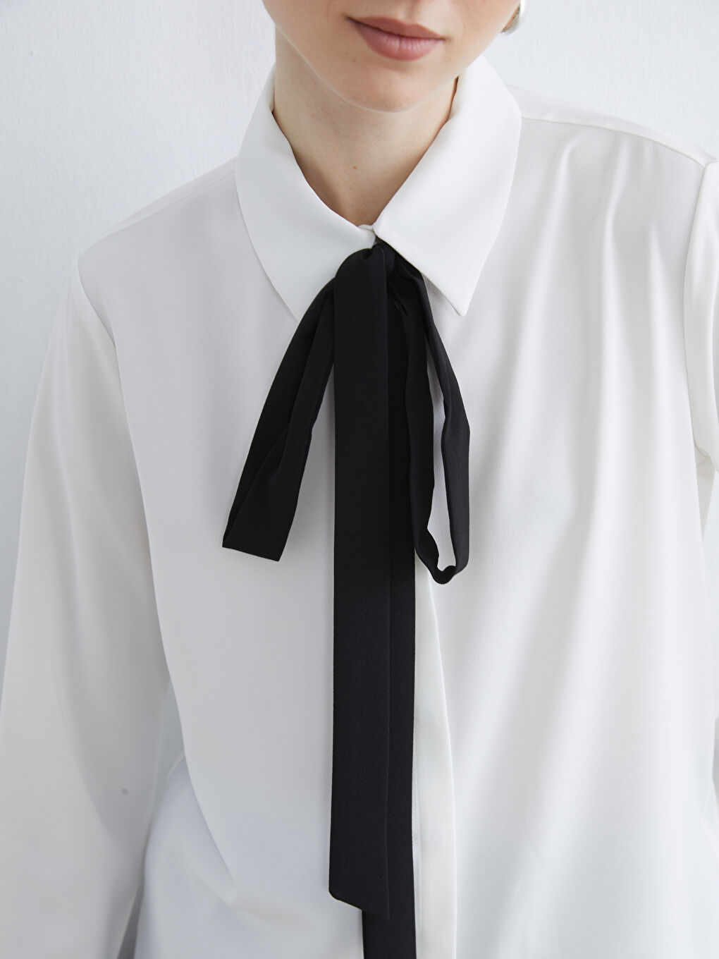 Beyaz Fular Detaylı Kadın Gömlek-2