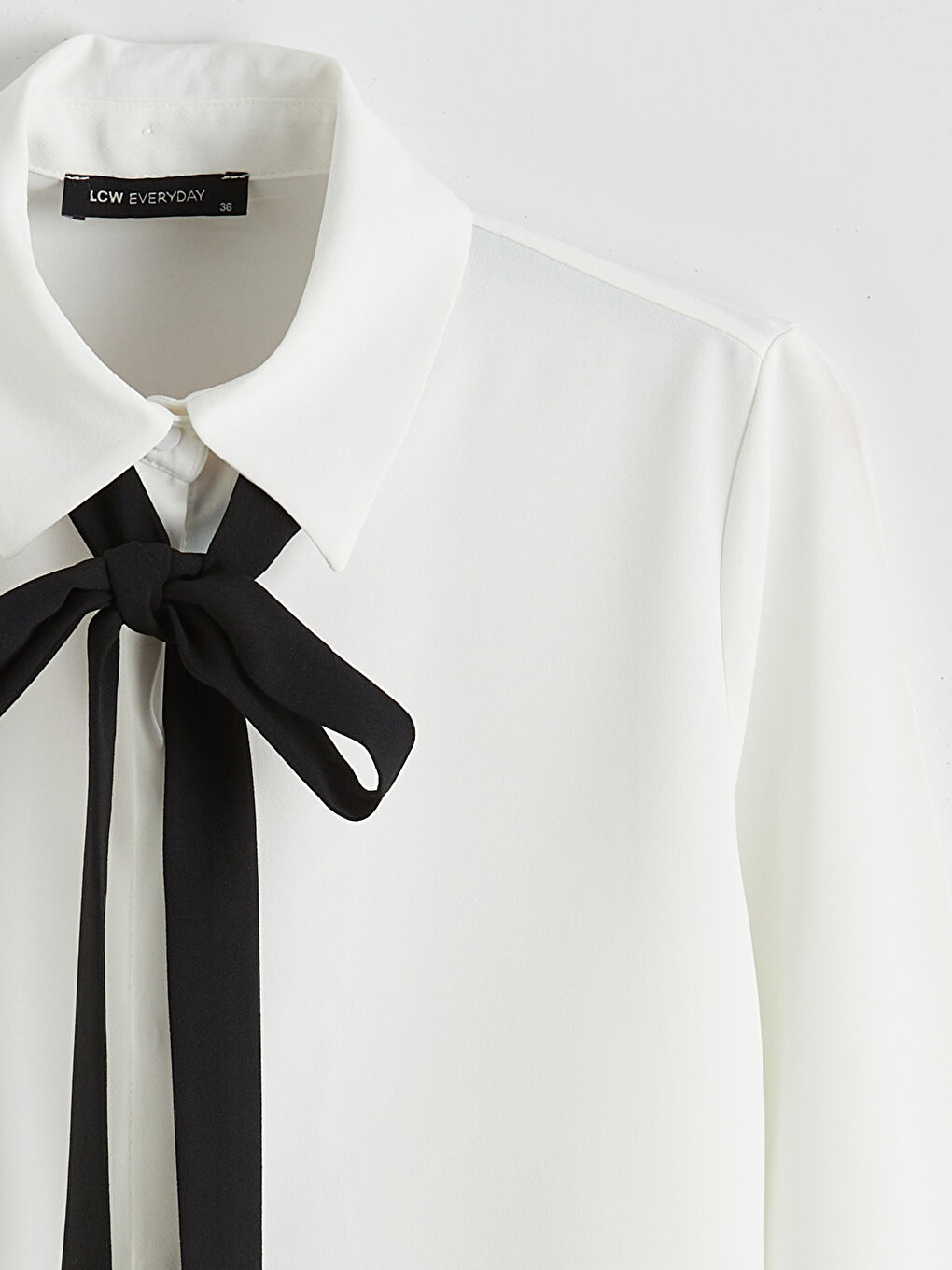 Beyaz Fular Detaylı Kadın Gömlek-5