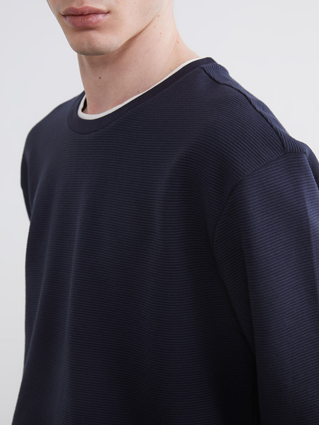 سويت شيرت رجالي برقبة دائرية-2