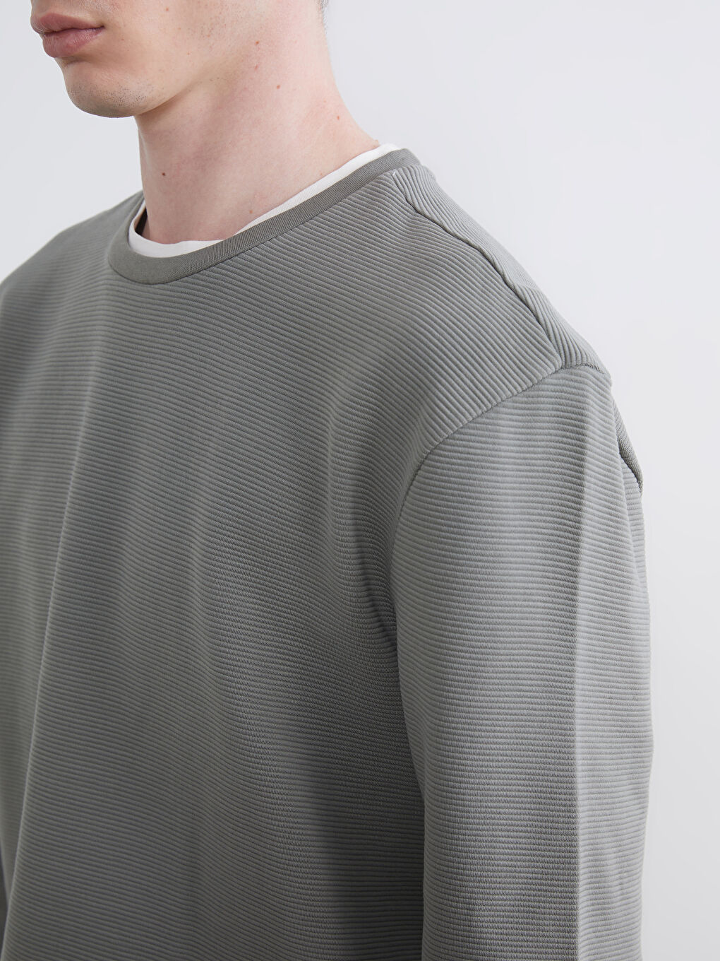 سويتشيرت رجالي برقبة دائرية-2