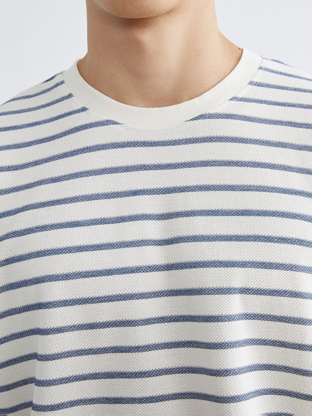 تيشيرت رجالي مخطط بياقة دائرية-2