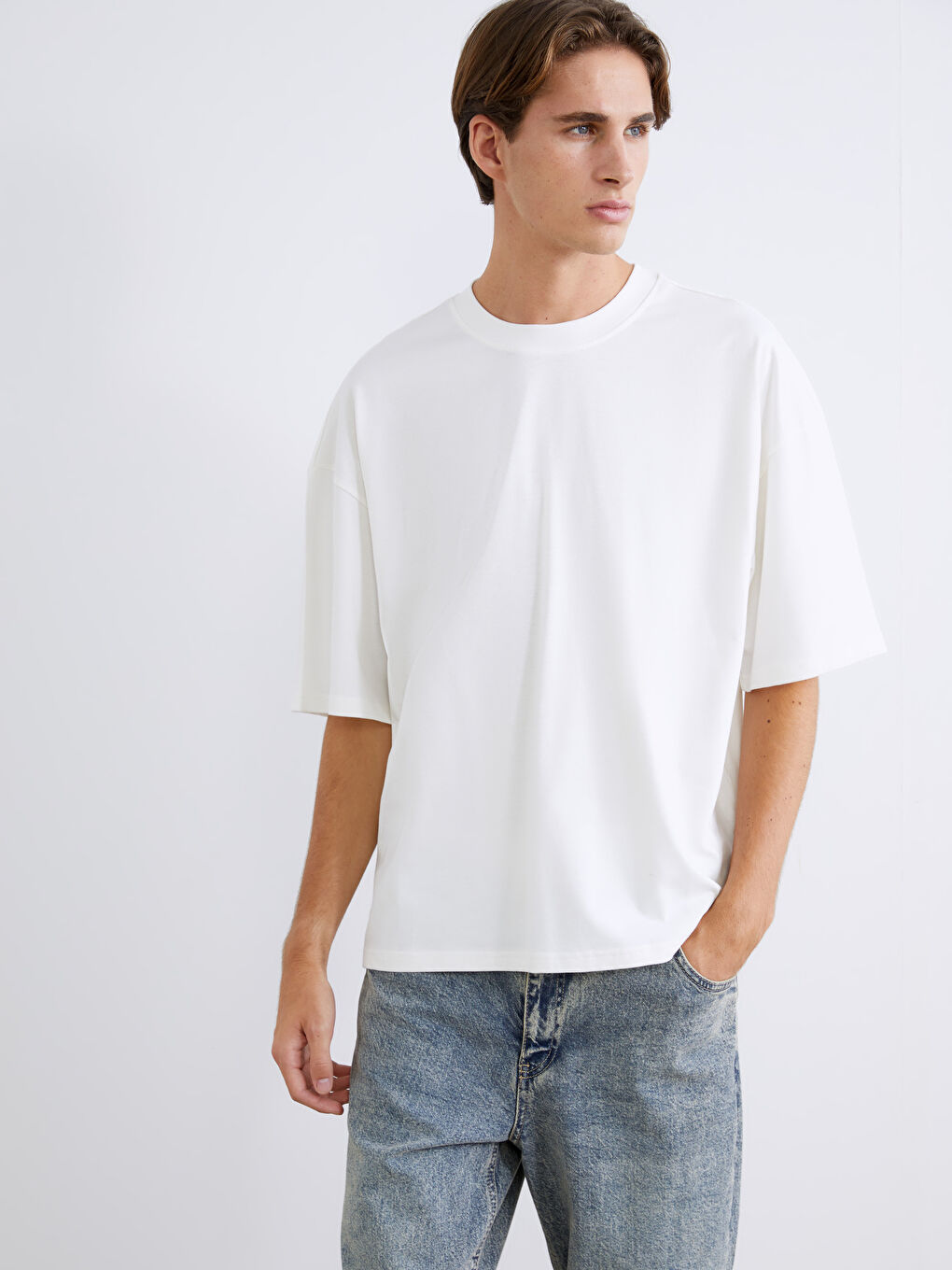 تيشيرت أساسي برقبة دائرية وكم قصير للرجال