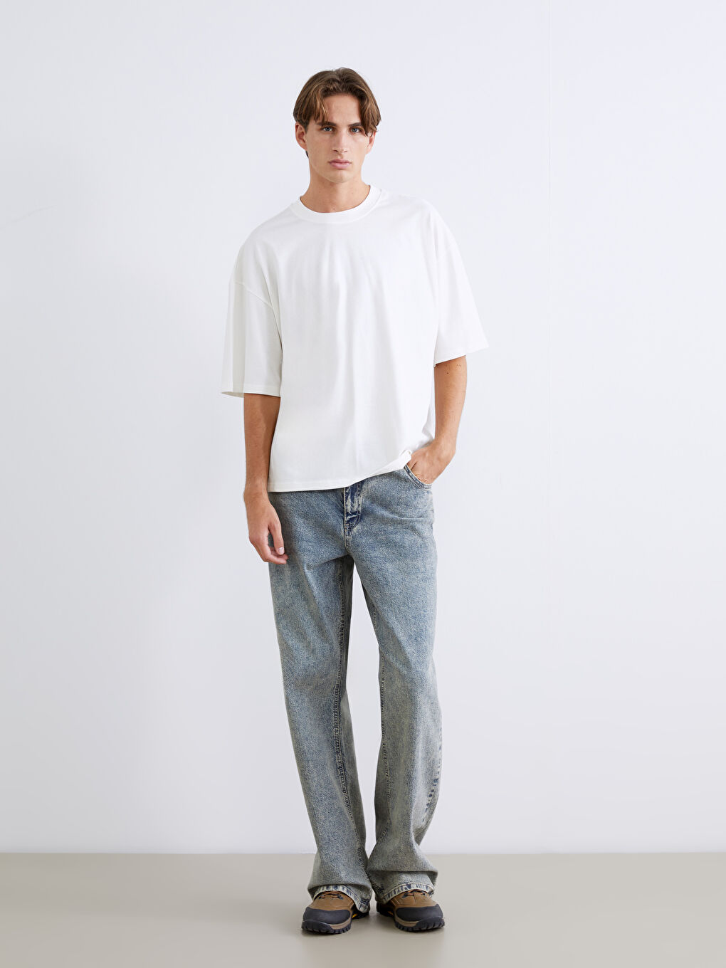 تيشيرت أساسي برقبة دائرية وكم قصير للرجال-1