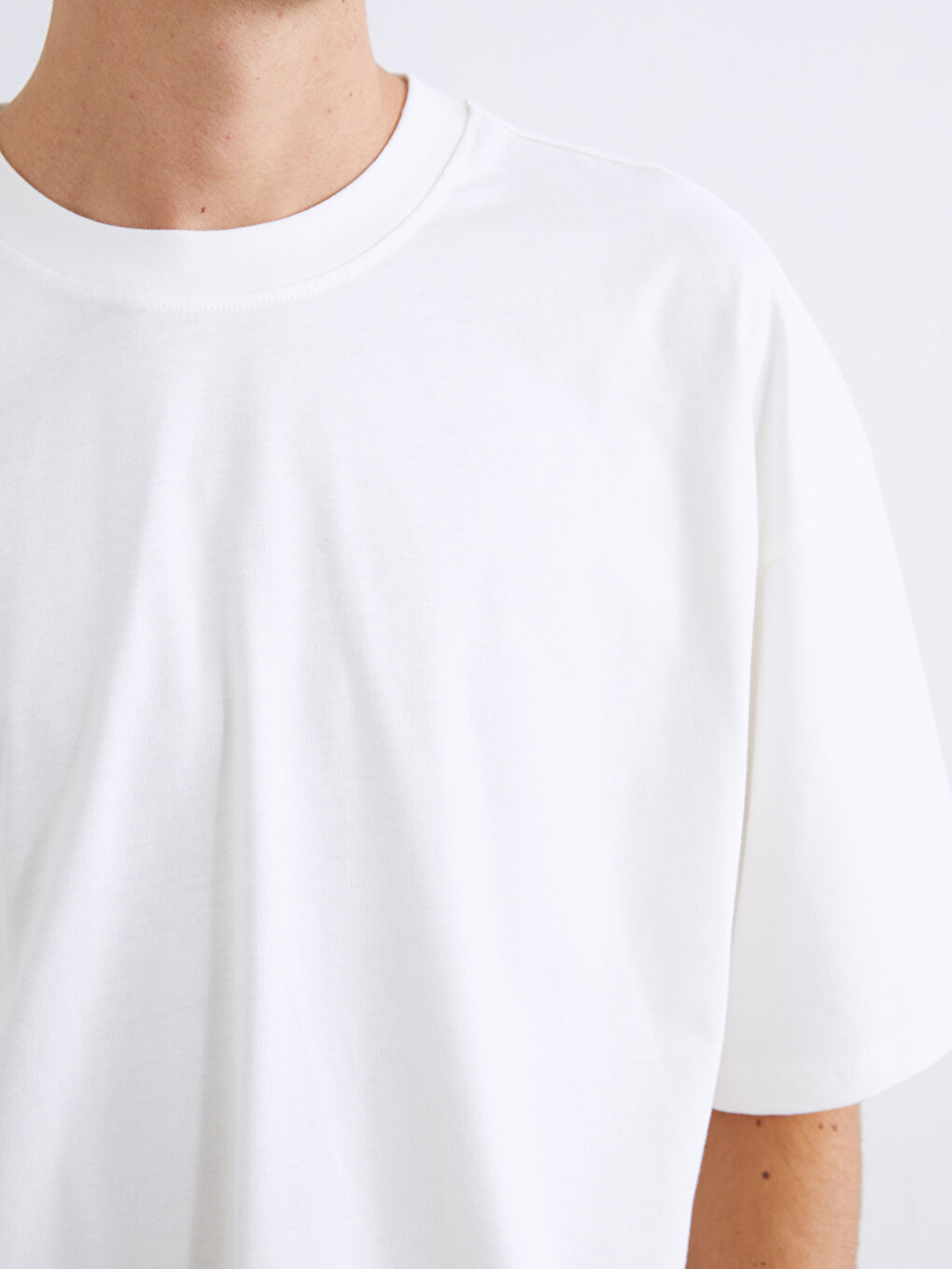 تيشيرت أساسي برقبة دائرية وكم قصير للرجال-2