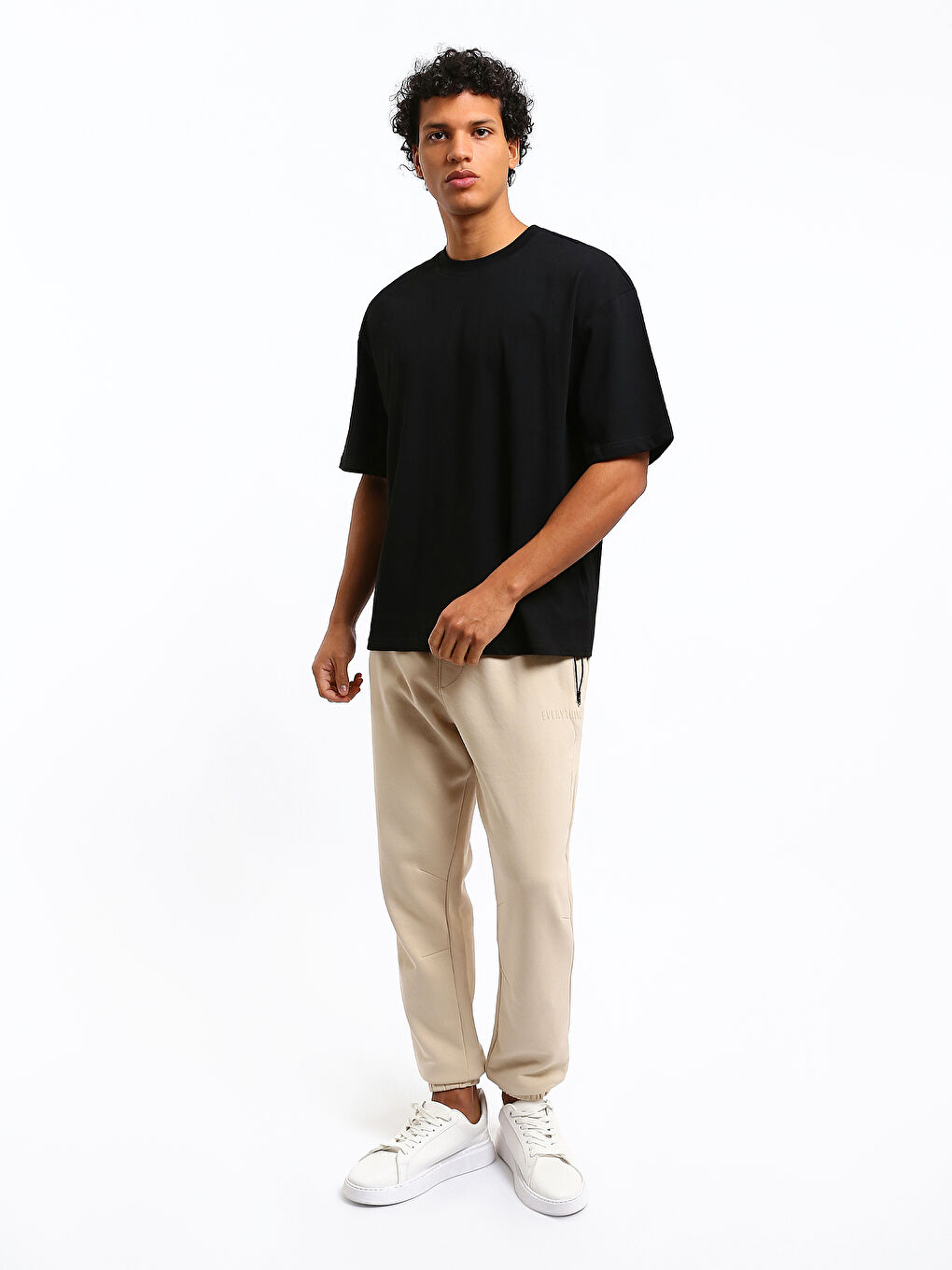 تيشيرت أساسي برقبة دائرية وكم قصير للرجال-1