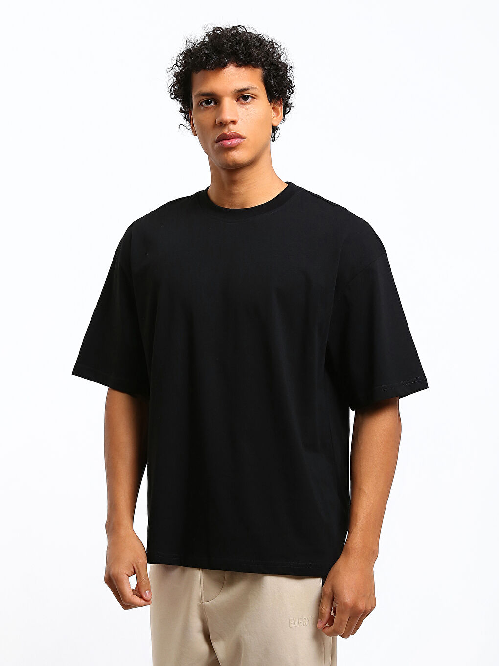 تيشيرت أساسي برقبة دائرية وكم قصير للرجال-3