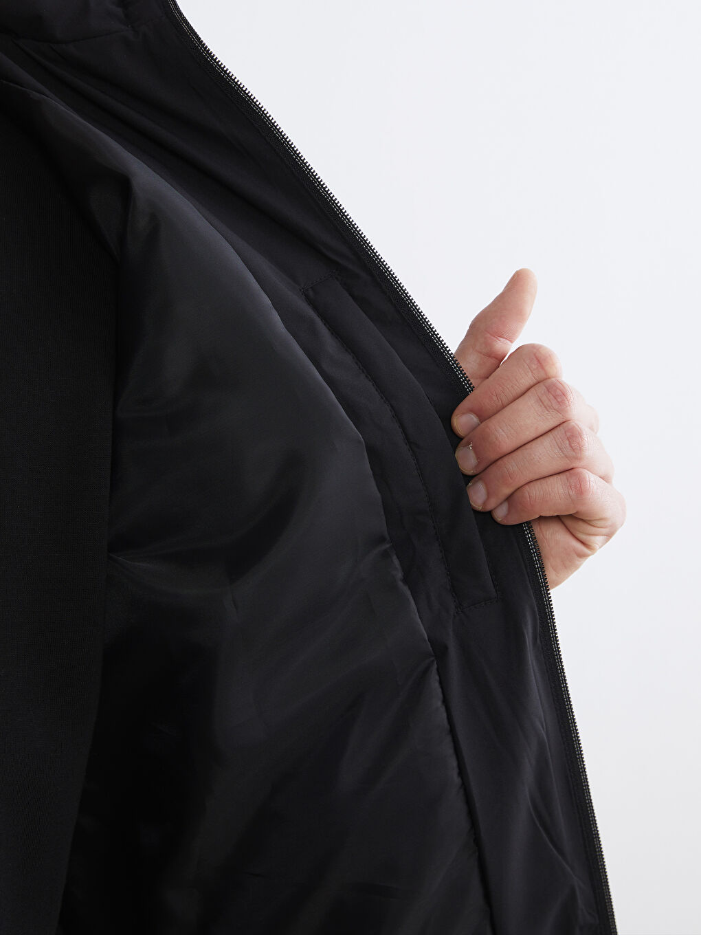 Siyah Standart Kalıp Kapüşonlu Erkek Mont-3