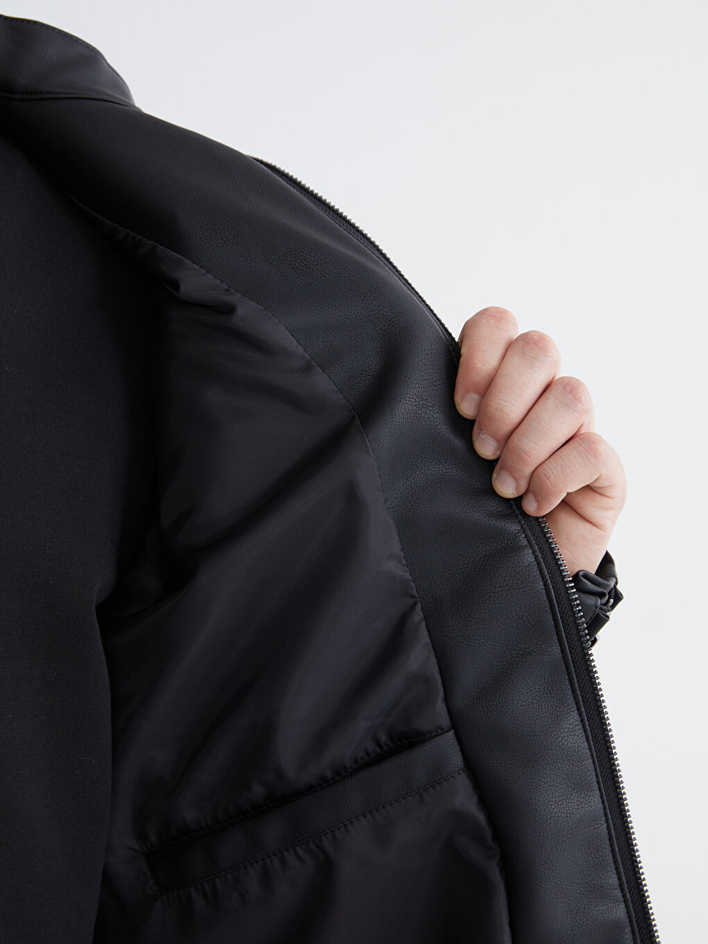 Siyah Standart Kalıp Dik Yaka Erkek Deri Görünümlü Mont-2