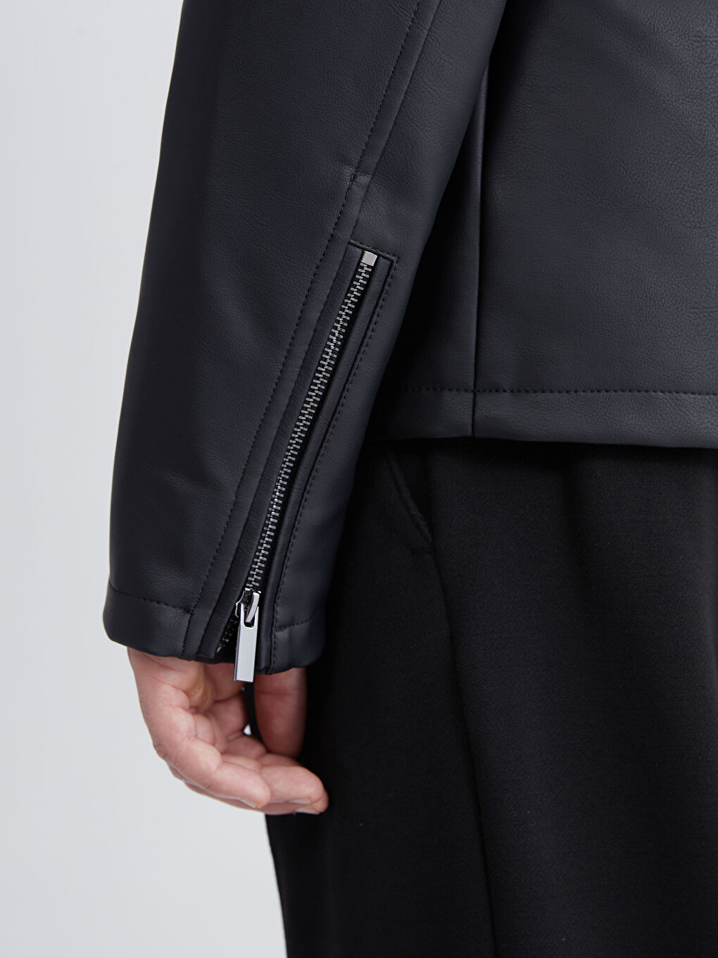 Siyah Standart Kalıp Dik Yaka Erkek Deri Görünümlü Mont-4