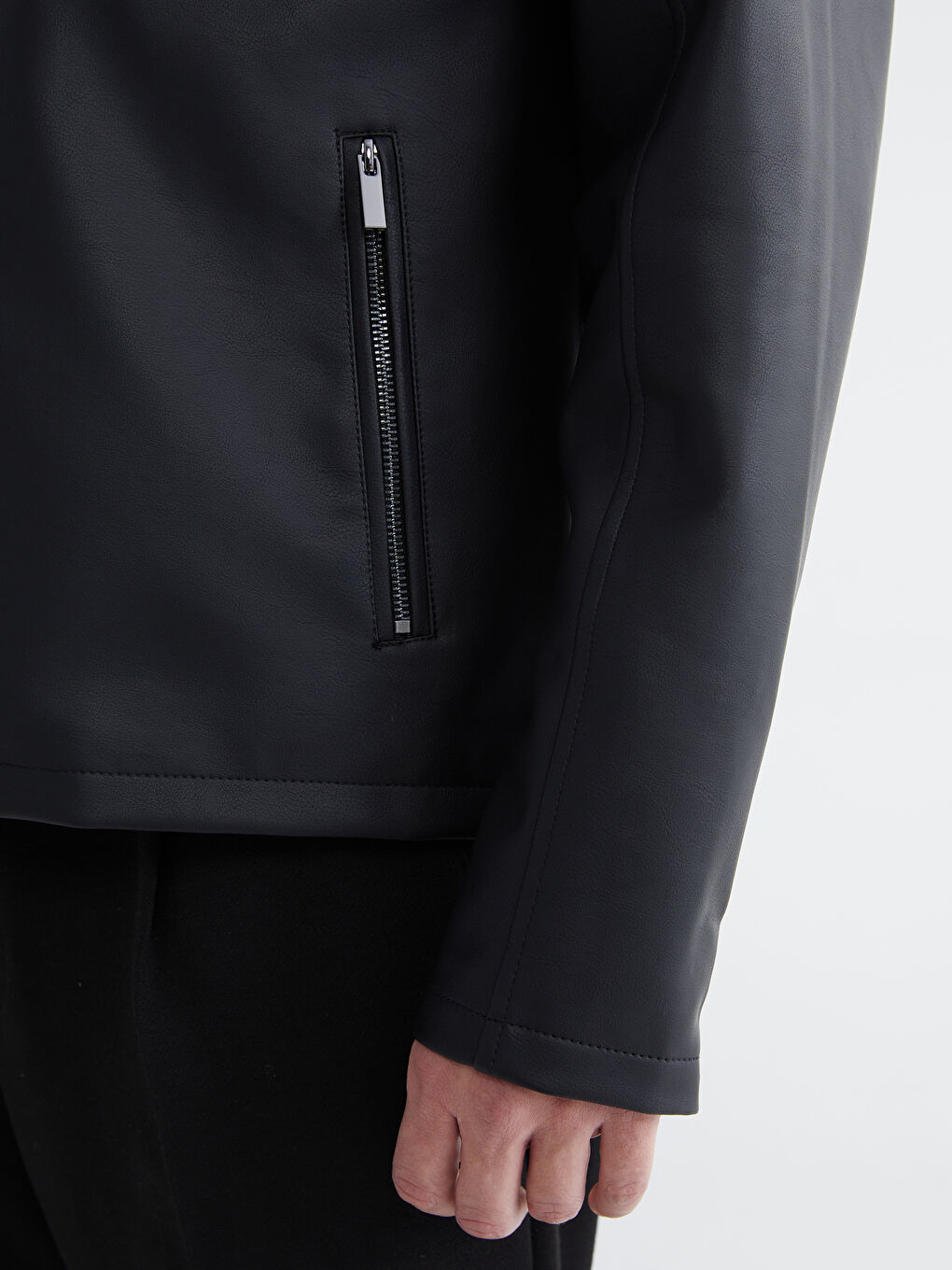 Siyah Standart Kalıp Dik Yaka Erkek Deri Görünümlü Mont-5