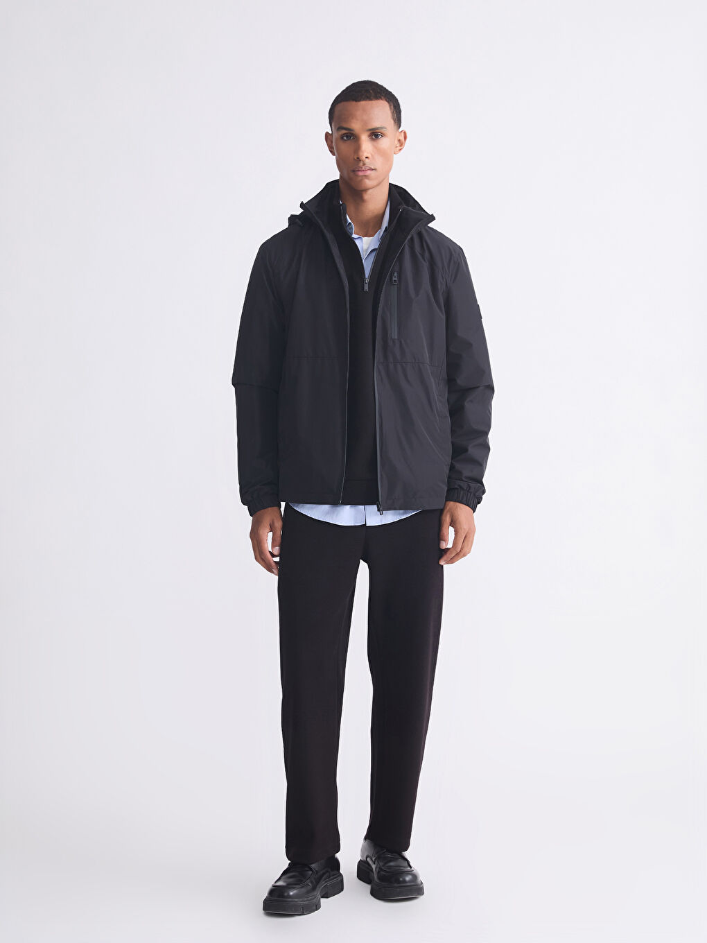 Siyah Standart Kalıp Kapüşonlu Erkek Yağmurluk-1