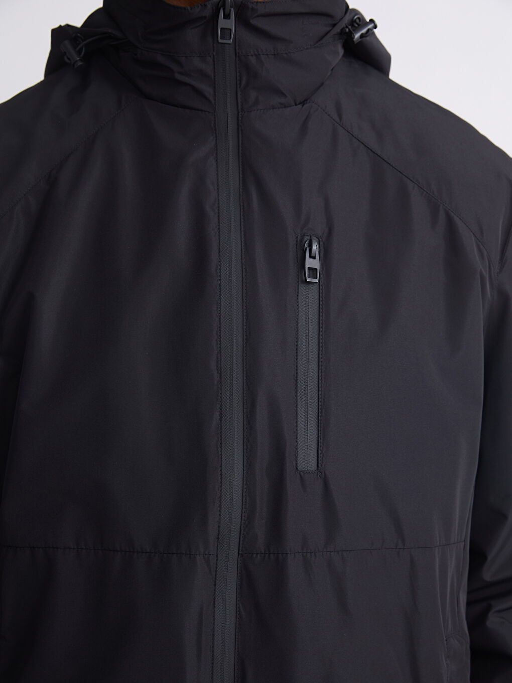 Siyah Standart Kalıp Kapüşonlu Erkek Yağmurluk-2