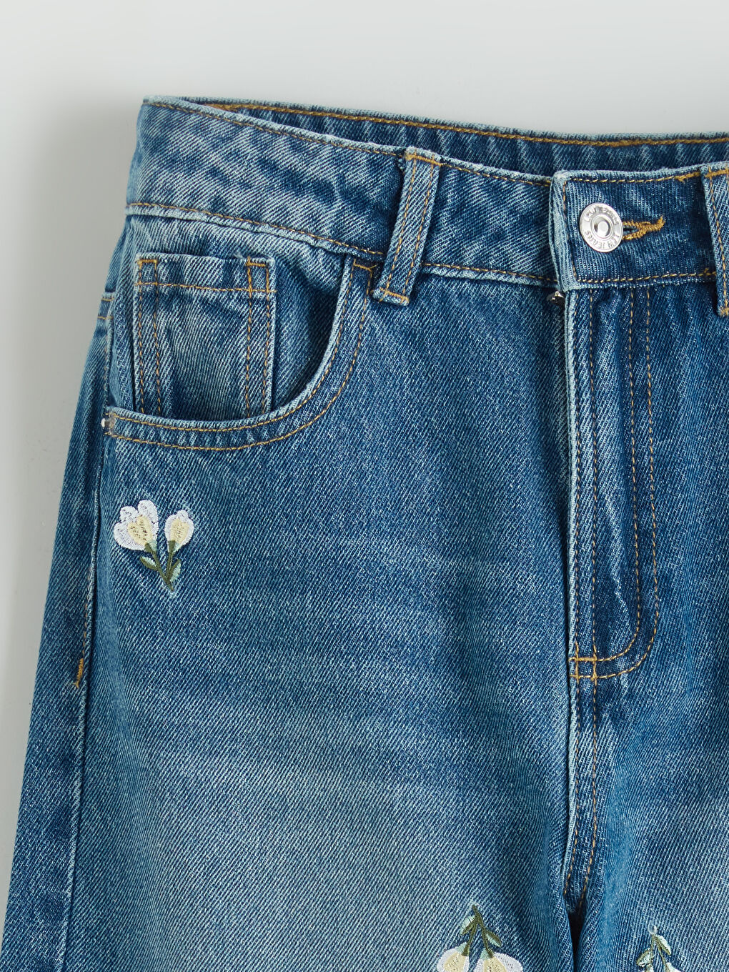 Dečije široke farmerke sa cvetnim dezenom-1