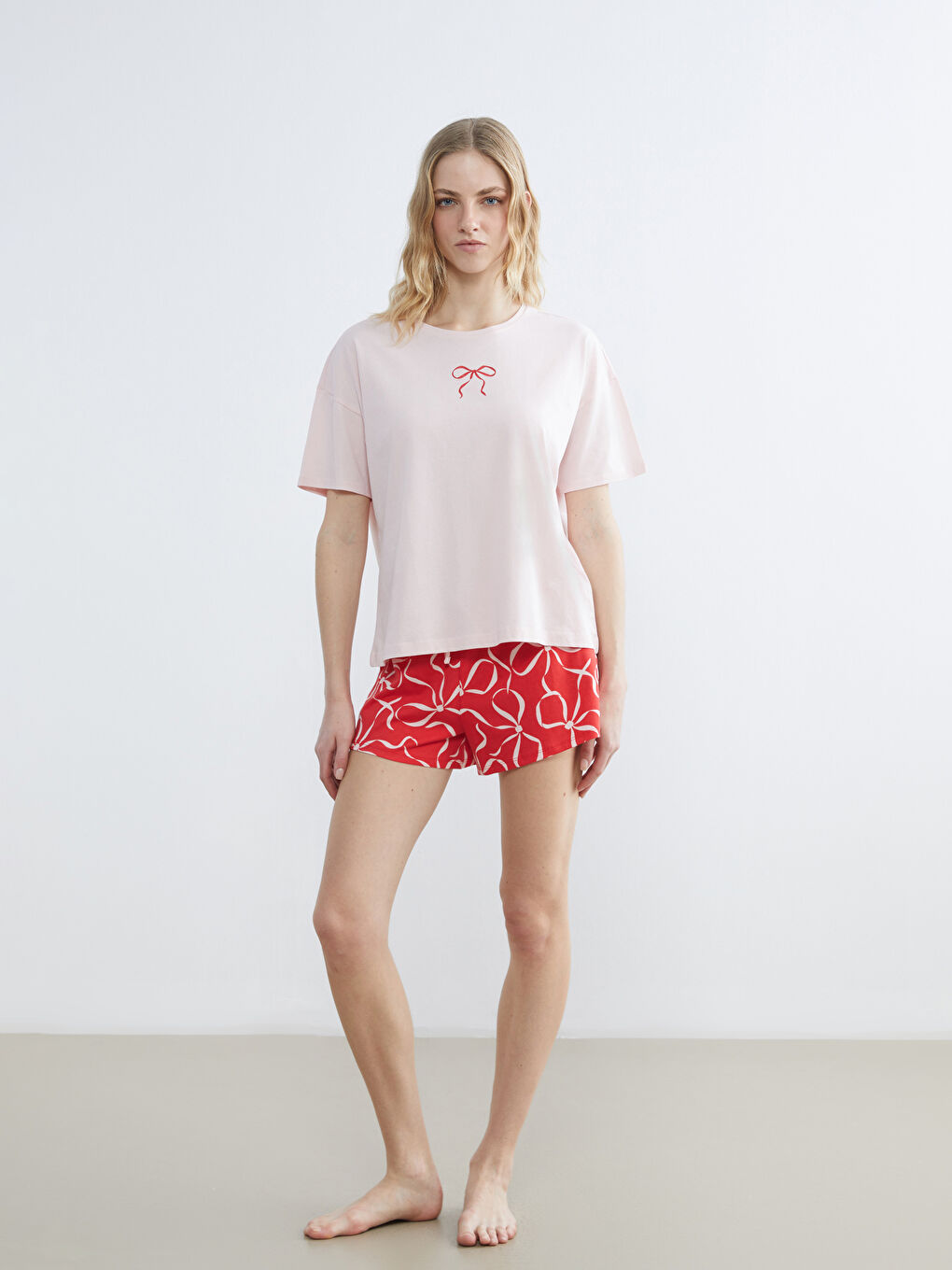 Kırmızı Fiyonk Baskılı Kadın Şortlu Pijama Takımı