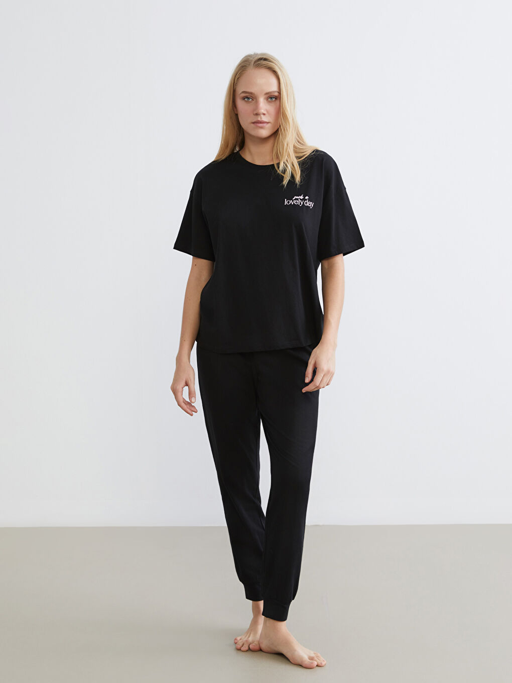 Siyah Bisiklet Yaka Nakışlı Kadın Pijama Takımı