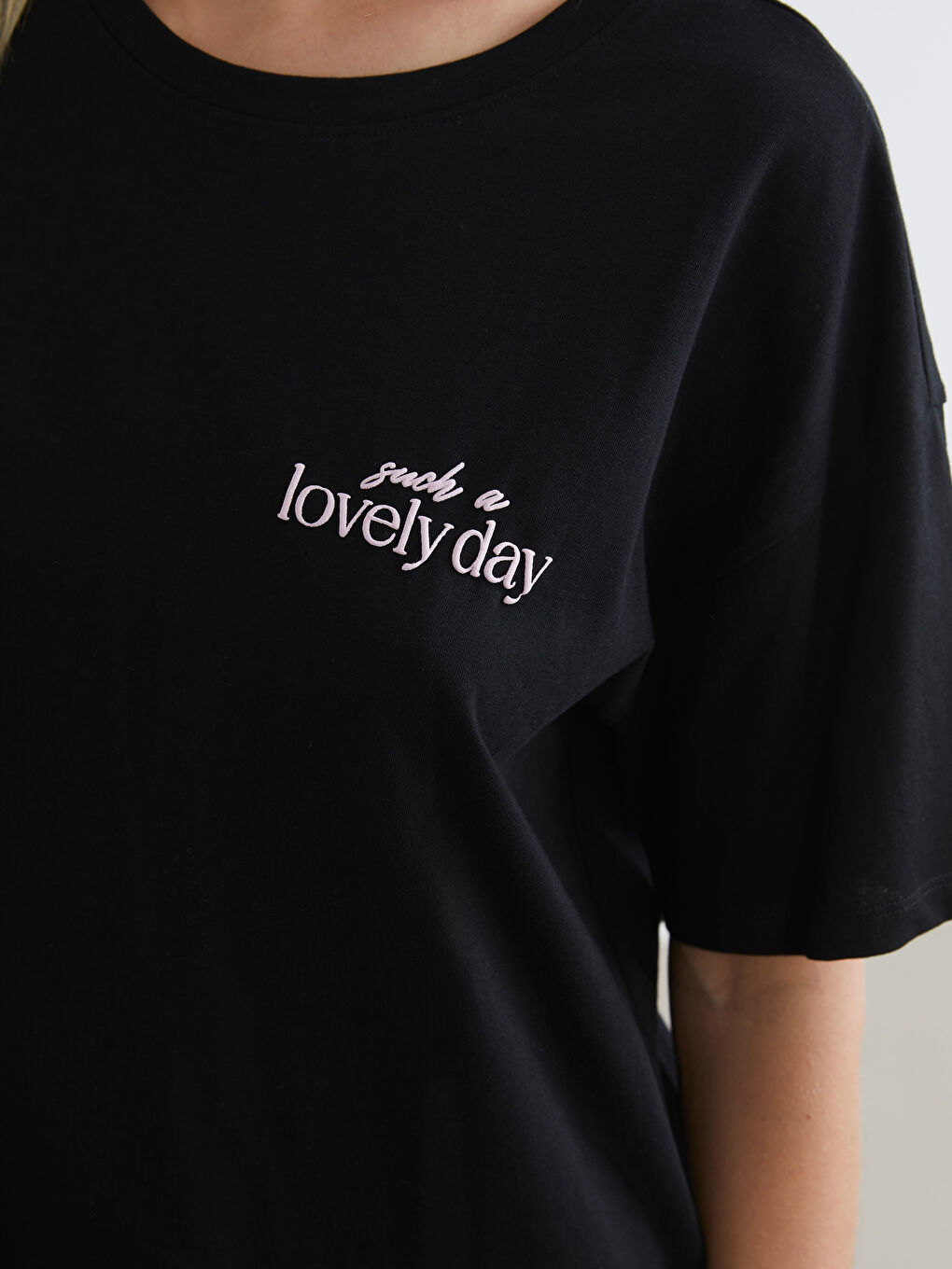 Siyah Bisiklet Yaka Nakışlı Kadın Pijama Takımı-2