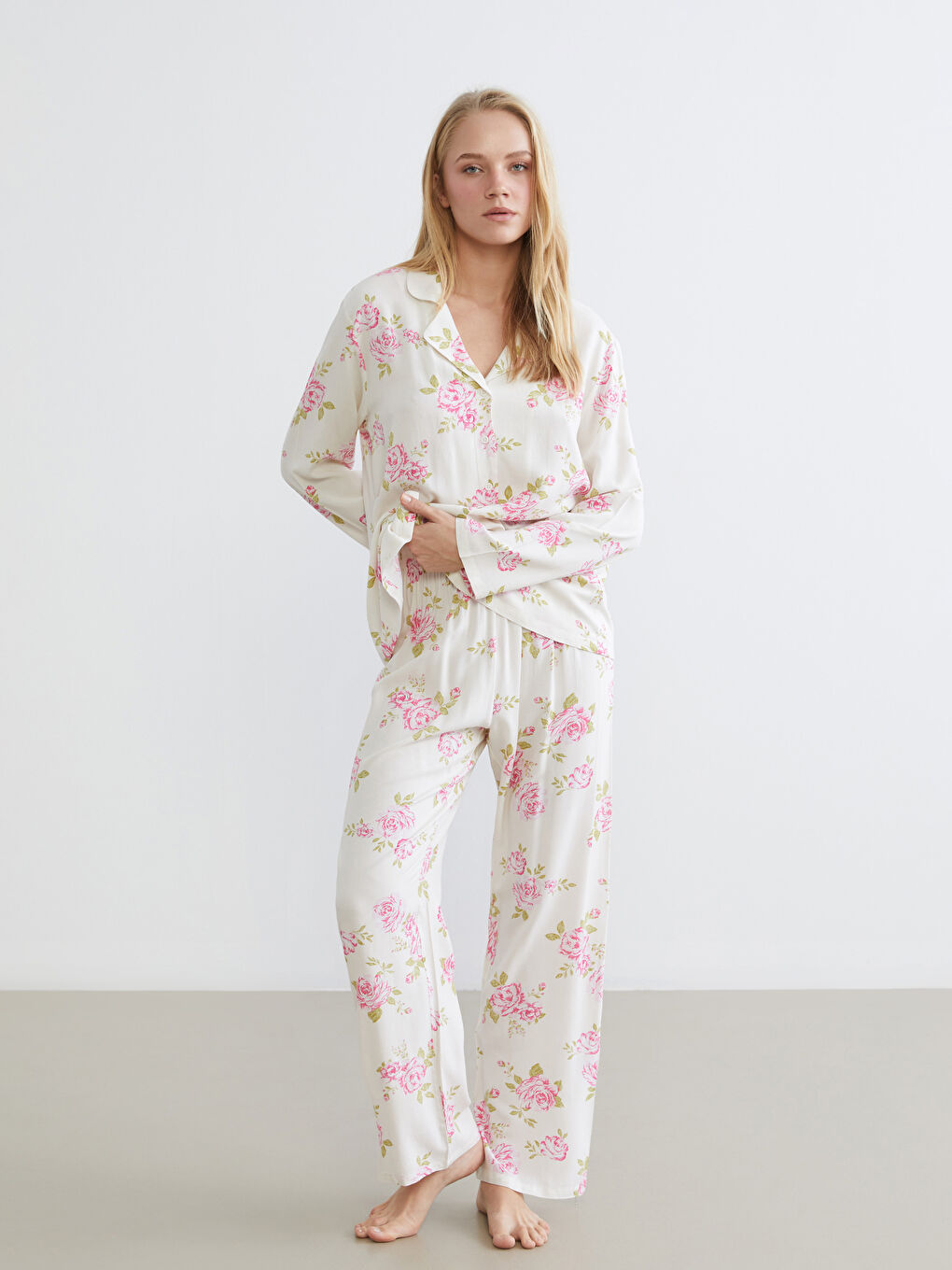 Ekru Gömlek Yaka Çiçekli Kadın Pijama Takım