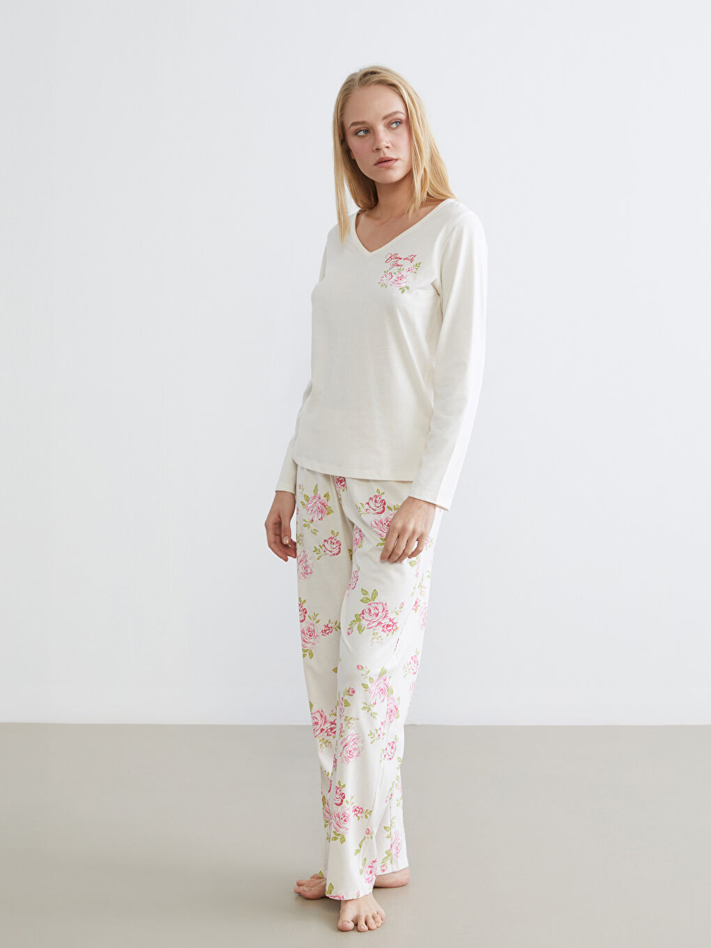 Ekru V Yaka Çiçekli Kadın Pijama Takım