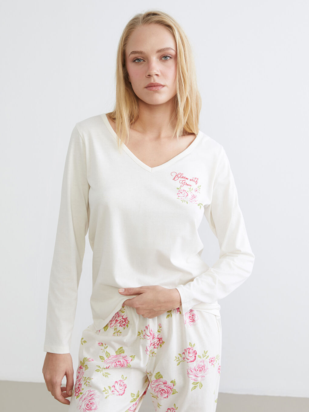 Ekru V Yaka Çiçekli Kadın Pijama Takım-1