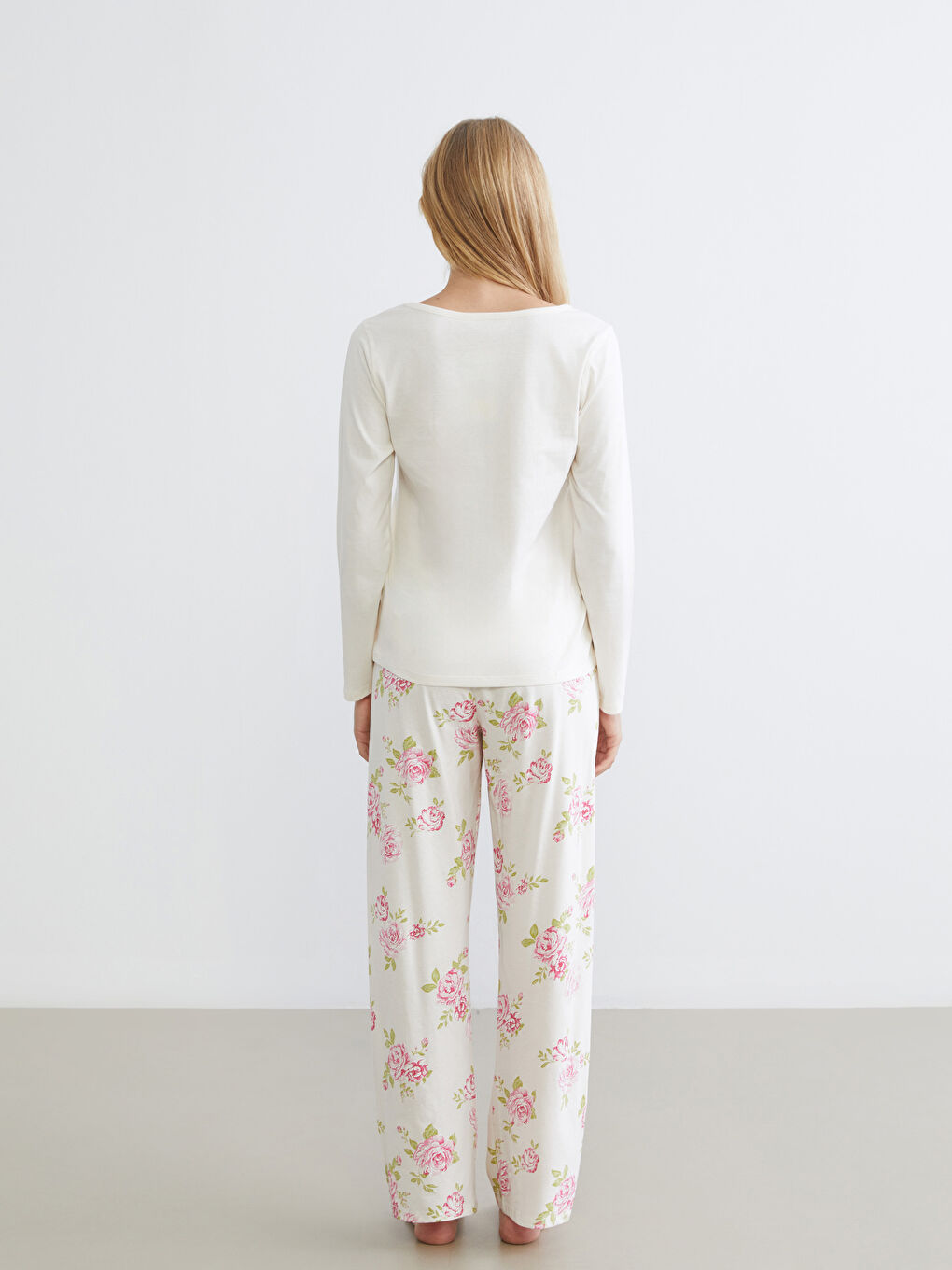 Ekru V Yaka Çiçekli Kadın Pijama Takım-3