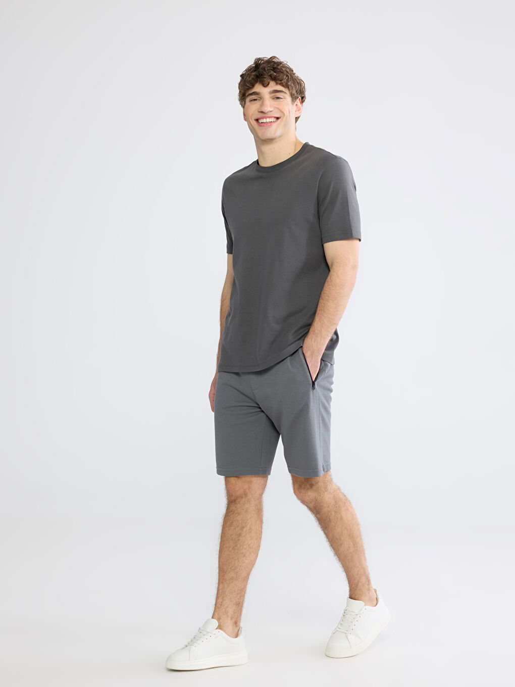 Мужчины Серый Шорты