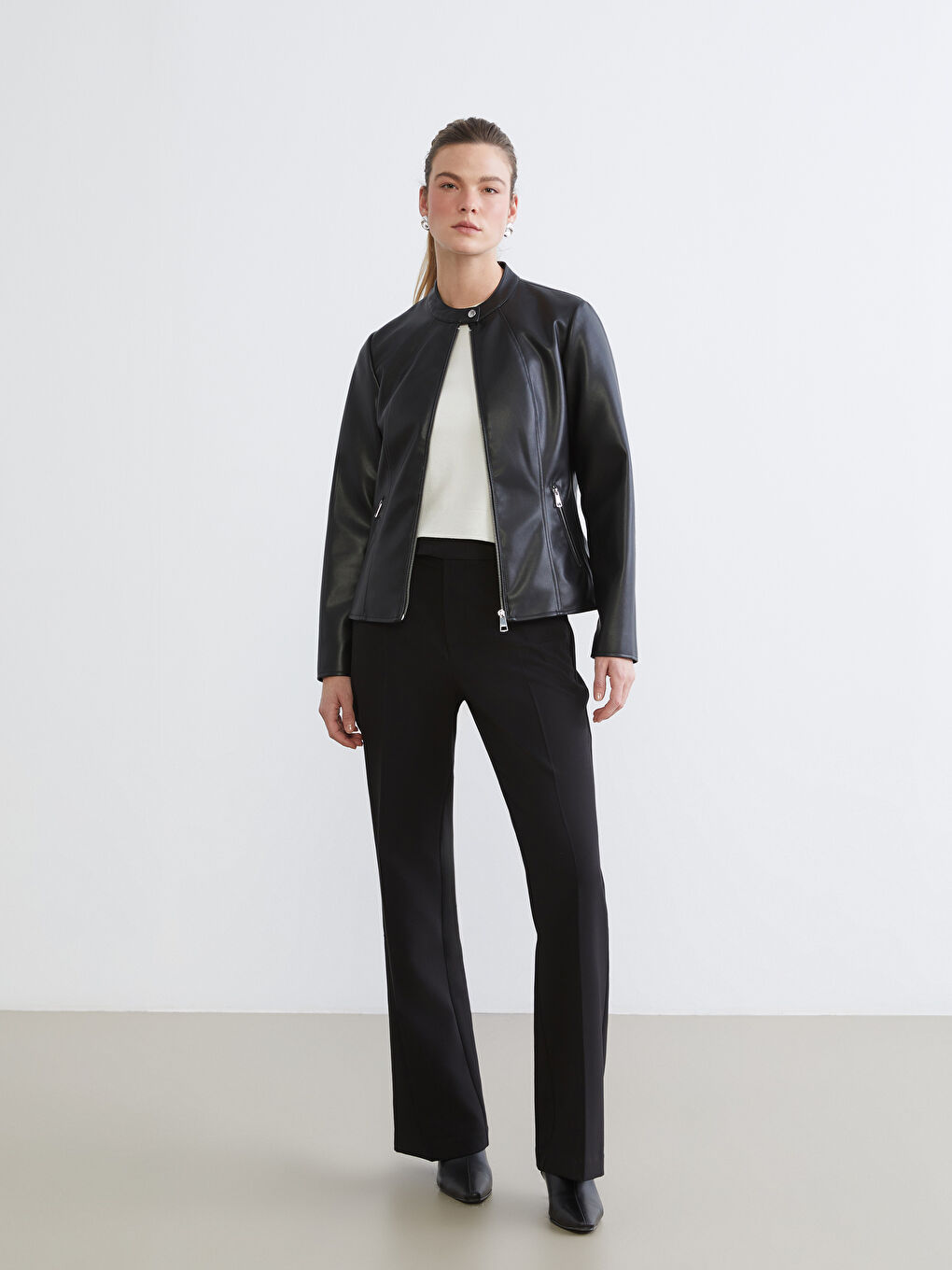 Siyah Bisiklet Yaka Kadın Deri Görünümlü Ceket-1